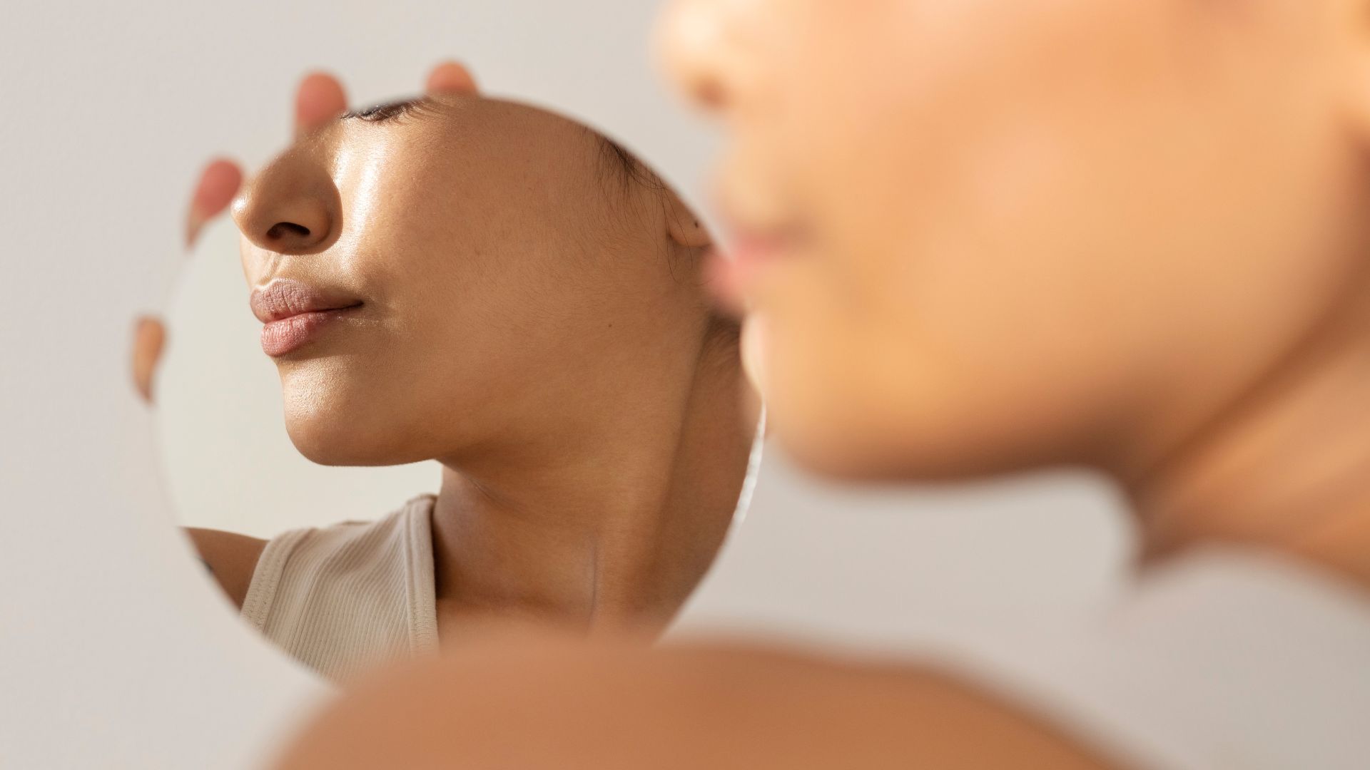 cykl miesiączkowy a skóra - jak hormony wpływają na skórę twarzy? 