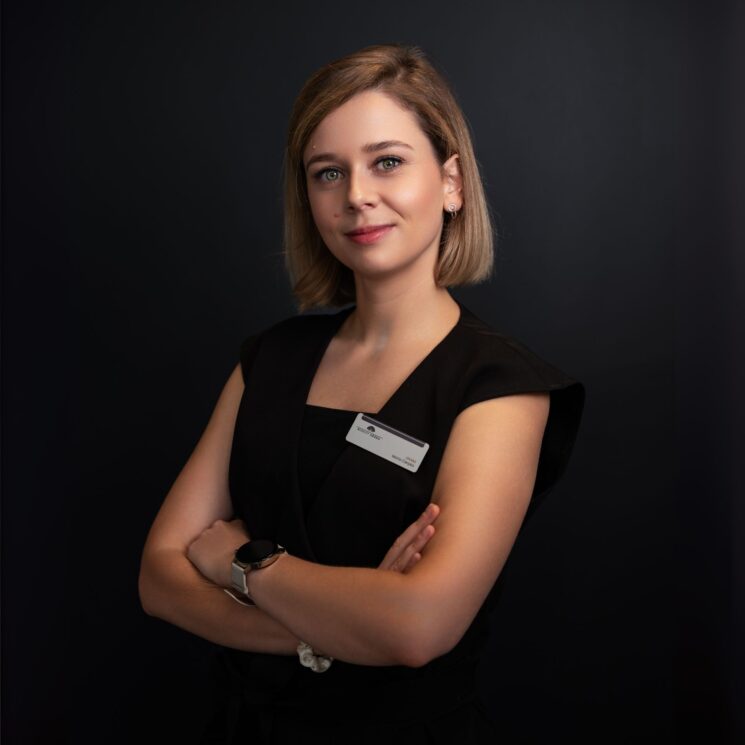 Portret lek. Marii Cierpki – specjalisty w Medicus Uroda, na jednolitym ciemnym tle