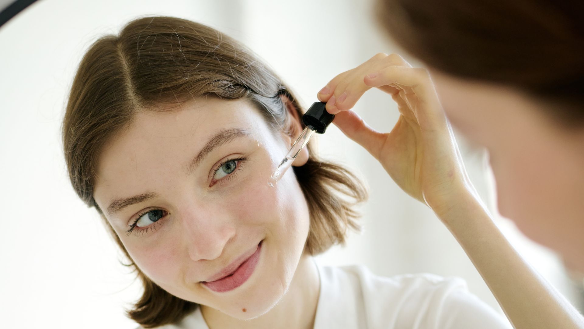 młoda kobieta kuracja kwasami idealne zabiegi po lecie