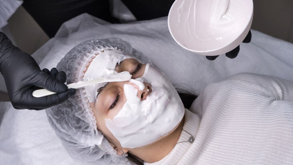 Maseczki na twarz – czym się różnią drogeryjne od profesjonalnych?